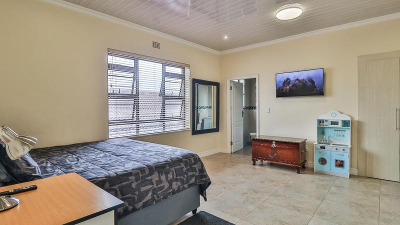 2 Bedroom Property for Sale in Cravenby Western Cape